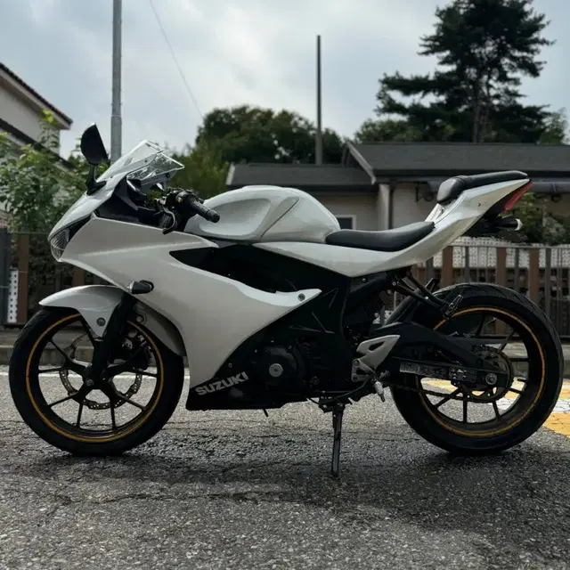 스즈키 gsxr-125 18년식 흰색차량 판매합니다.