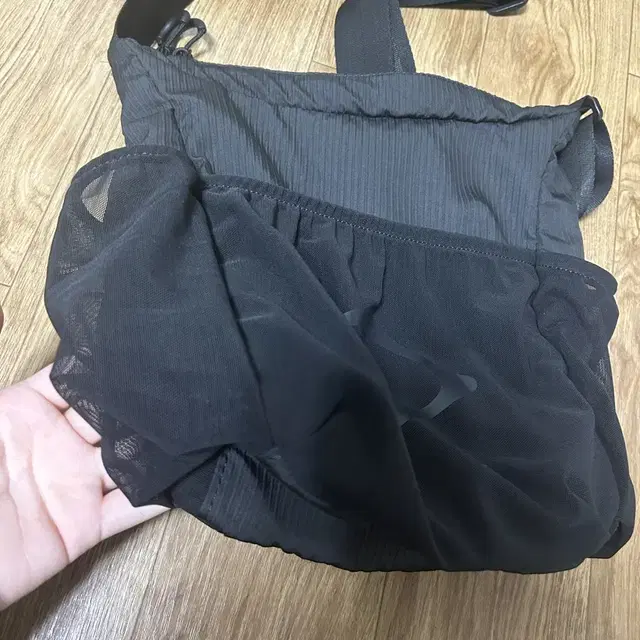 미스치프 매쉬 메쉬 포켓 크로스백 MESH POCKET CROSS BAG