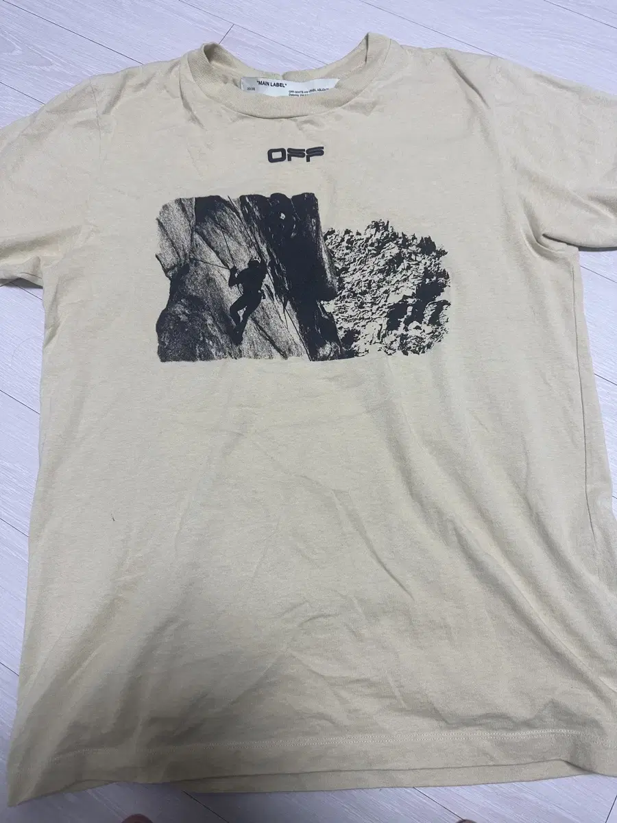 Off-white short sleeves