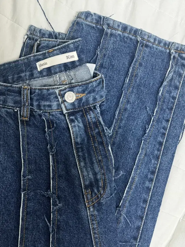 마뗑킴 바지 CUTTING LOOSE DENIM IN DEEP BLUE