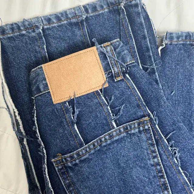 마뗑킴 바지 CUTTING LOOSE DENIM IN DEEP BLUE