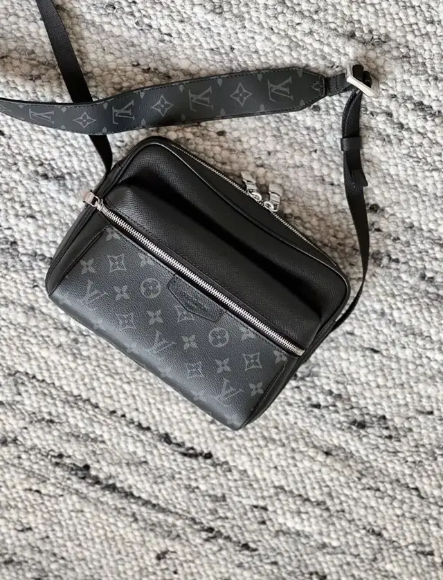 Louis vuitton outdoor messenger bag