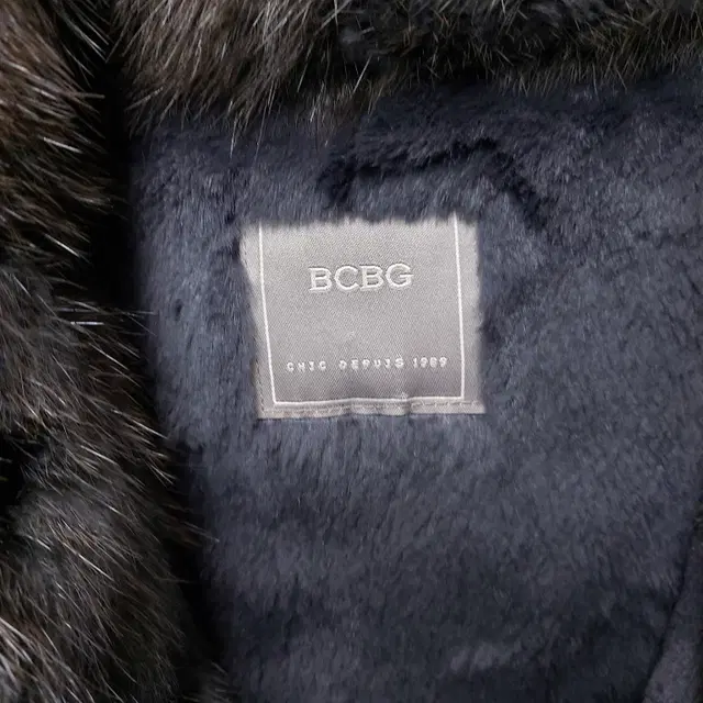 BCBG 55~66 머스크랫+토끼털 덕다운 하프패딩 자켓. 네이비.