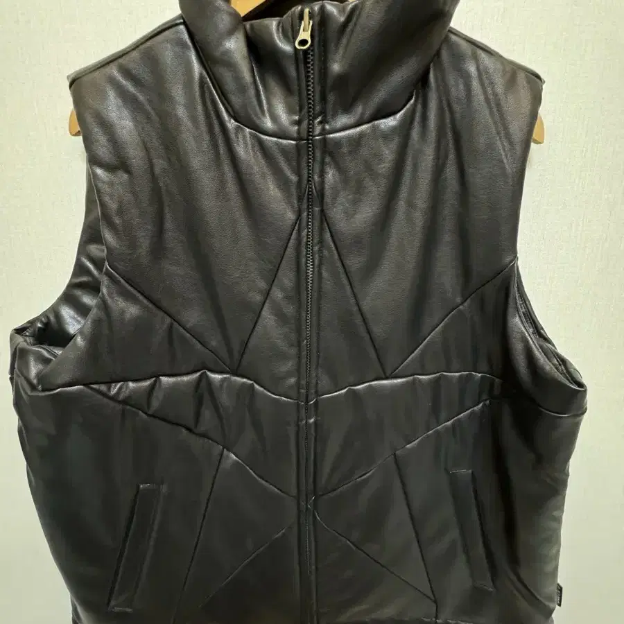 [아조바이아조]Star Vegan Leather Puffer Vest