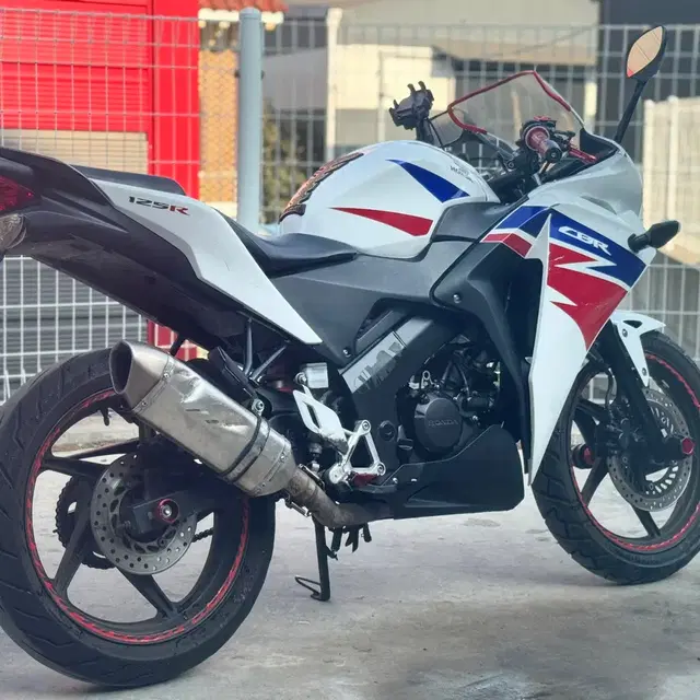 Honda cbr125r 건담16년식 구변완료된 깔끔한 바이크판매합니다.