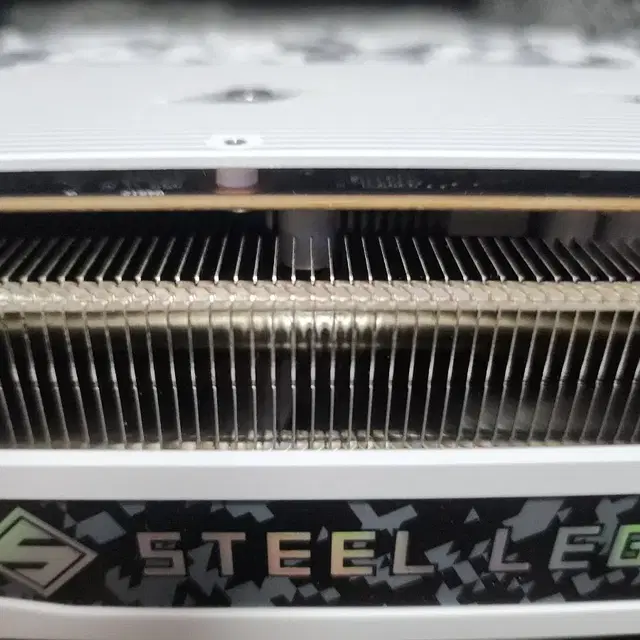 라데온 그래픽카드 RTX 6650 xt 화이트