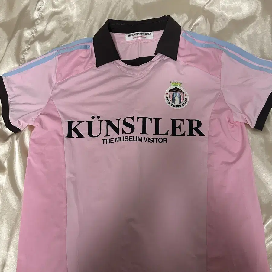 더뮤지엄비지터 KUNSTLER SOCCER JERSEY PK 티셔츠