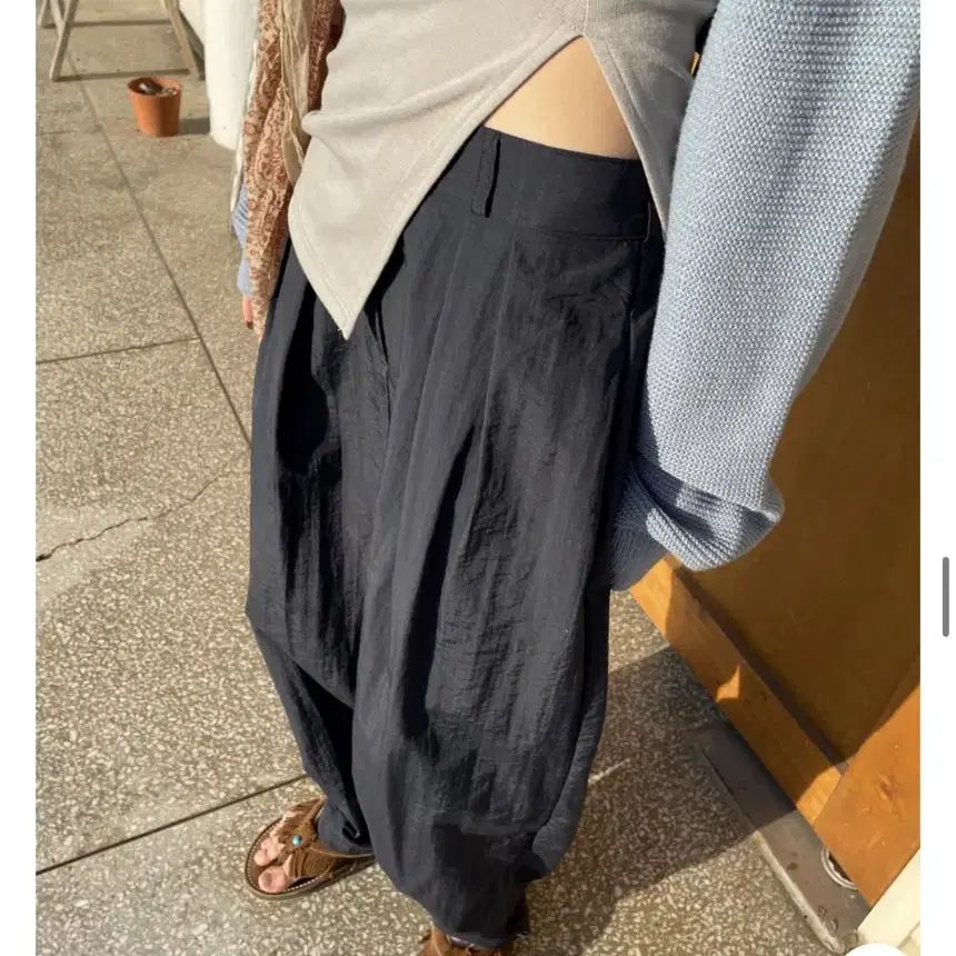 모래하우스 yark pintuck pants free navy 바지 팬츠