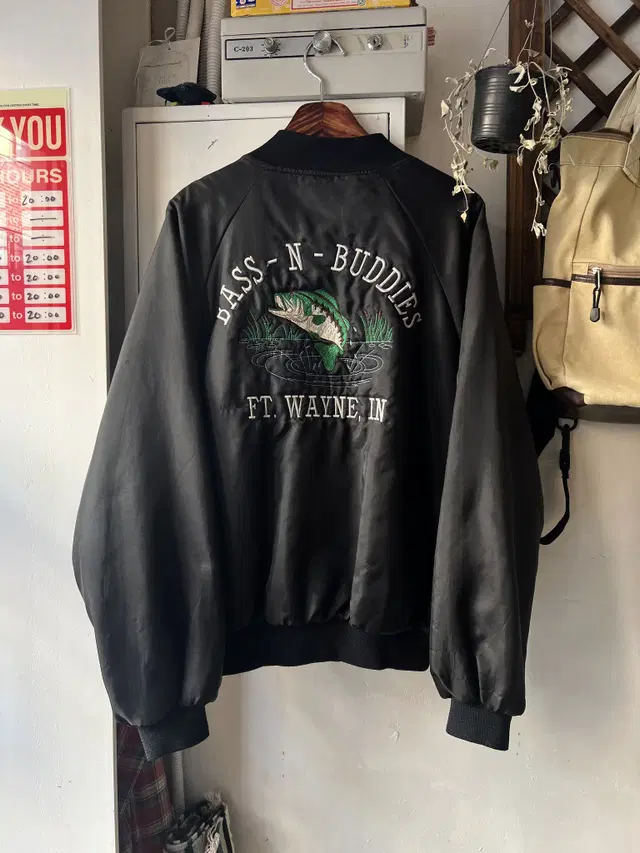 [L]90's Made in USA 빈티지 백 피싱 자수 바시티 자켓