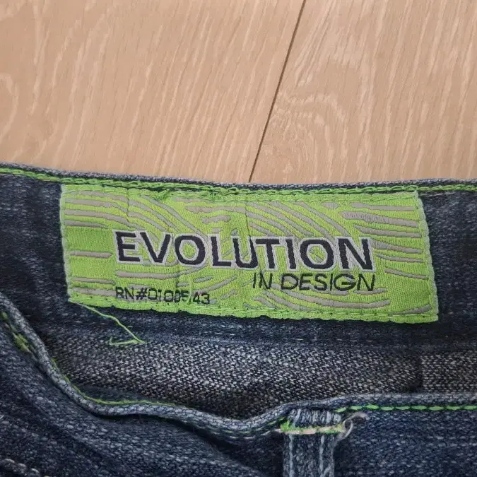 Evolution in design 버뮤다 팬츠