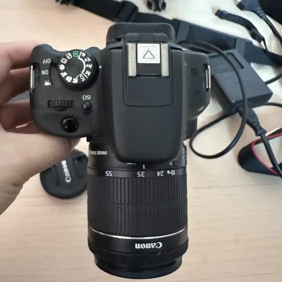 캐논 DSLR 100D + 18-55mm STM 렌즈 29만에  팝니다(