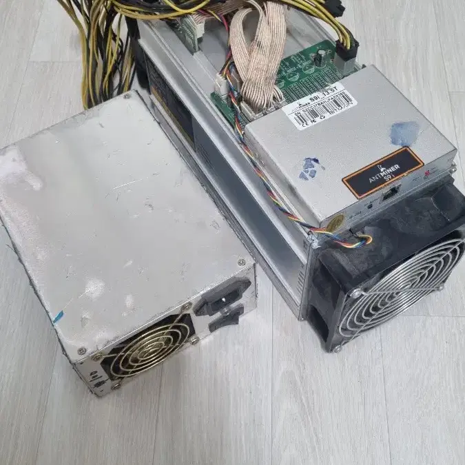 골동품] 코인 채굴기 팝니다. 앤트마이너 ANTMINER S9i