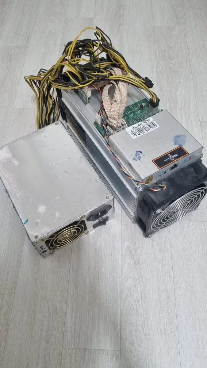 골동품] 코인 채굴기 팝니다. 앤트마이너 ANTMINER S9i