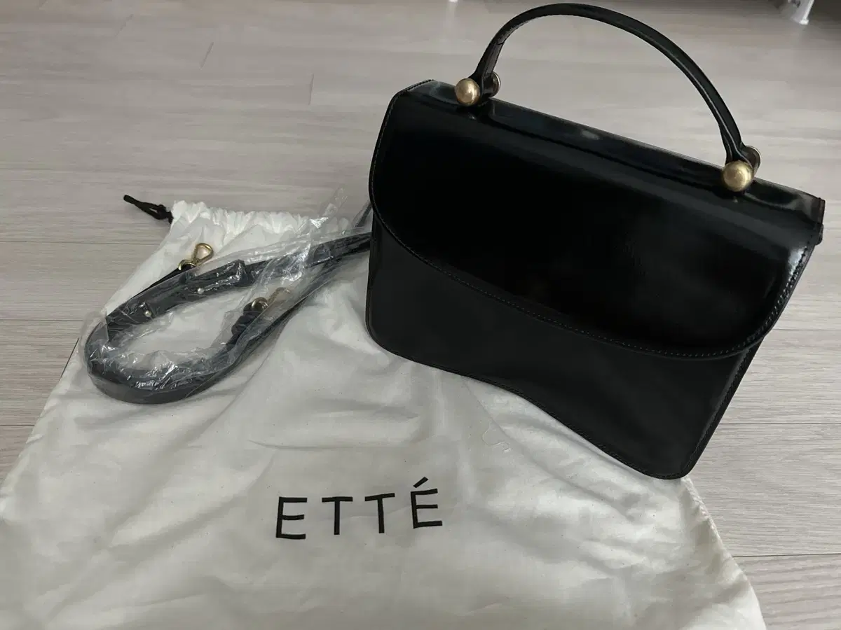 애테 ETTE COSME SQUARE BAG_PATENT BLACK