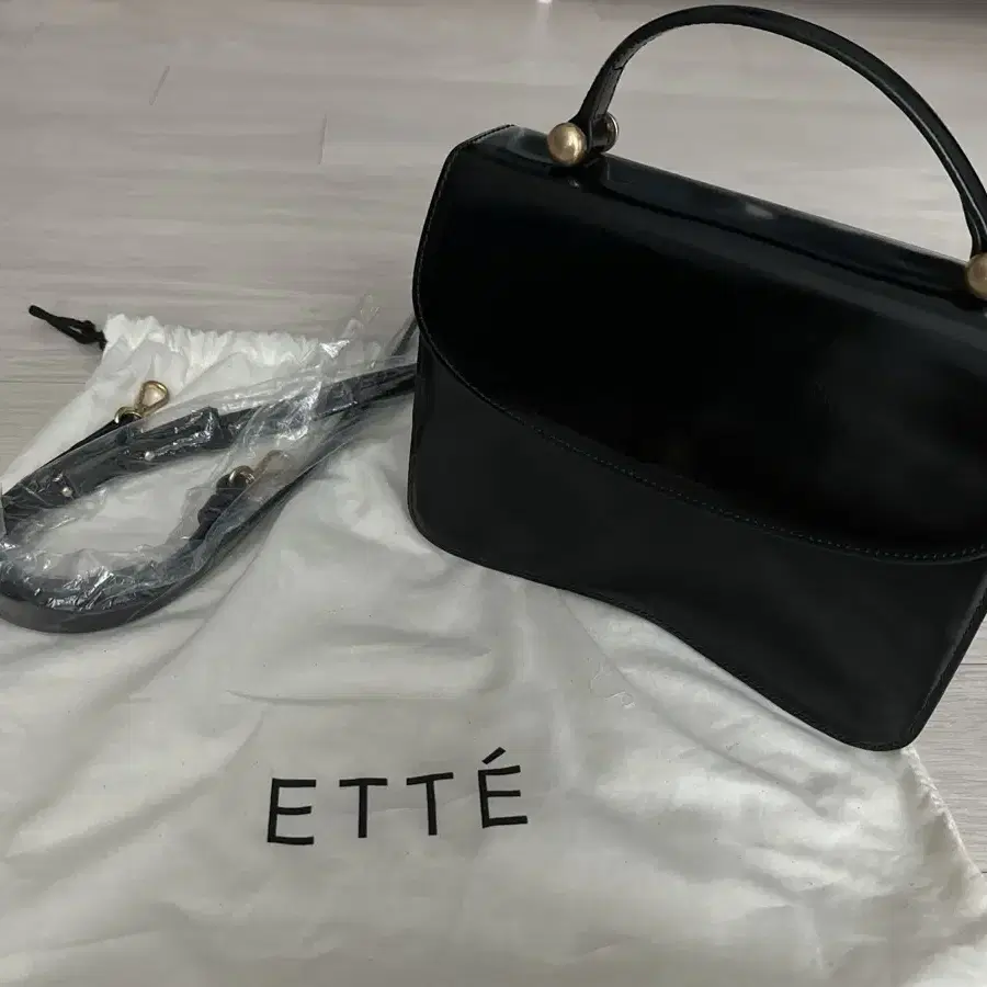 애테 ETTE COSME SQUARE BAG_PATENT BLACK