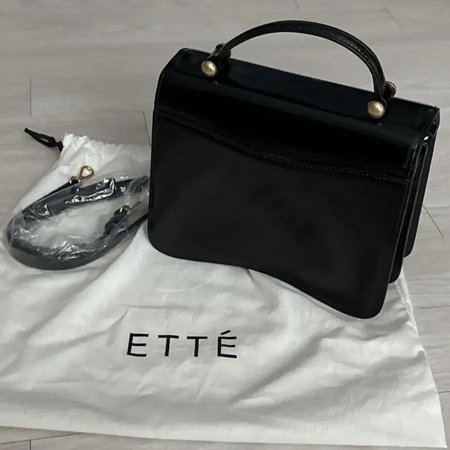 애테 ETTE COSME SQUARE BAG_PATENT BLACK