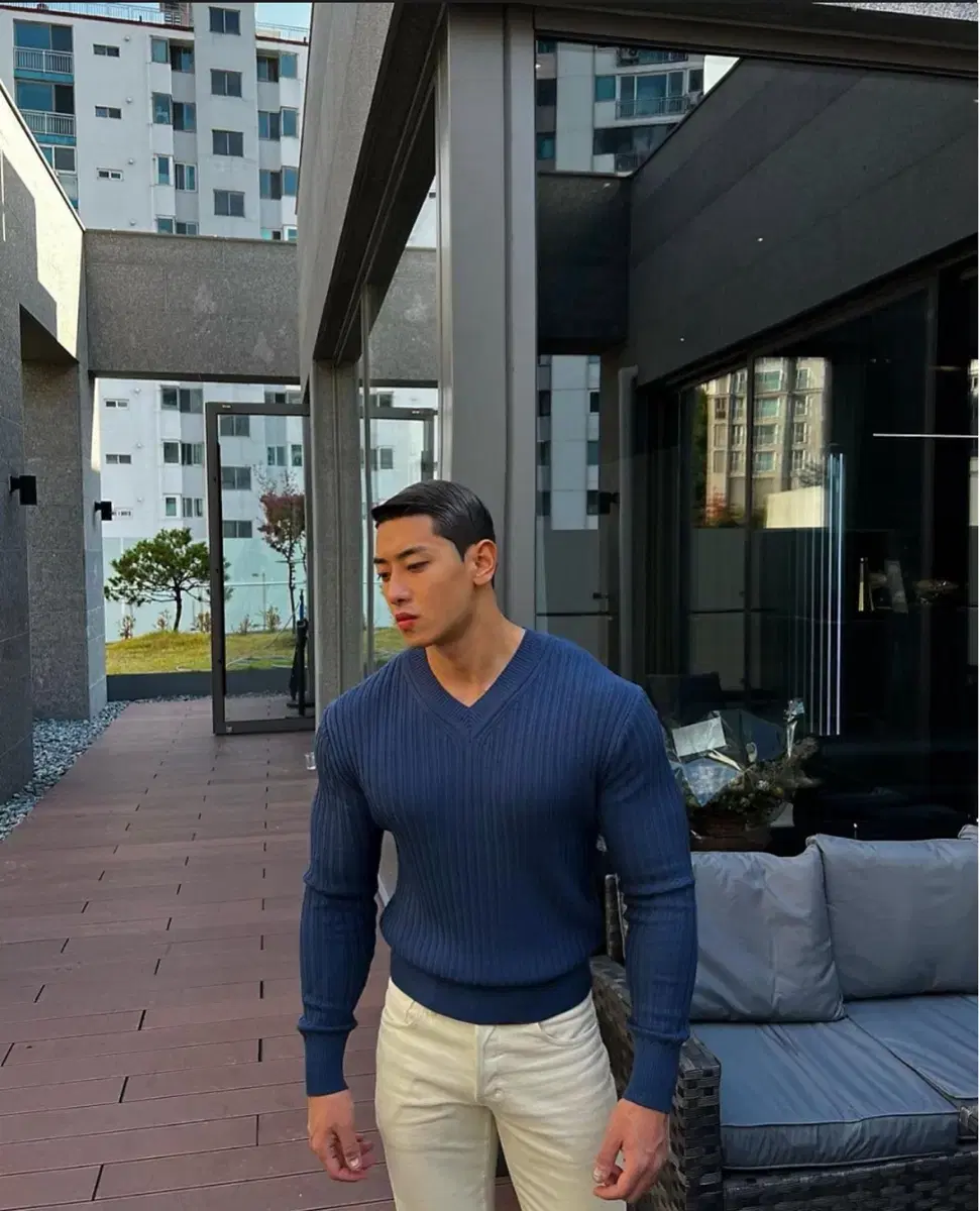 Volante Cashmere Navy V-Neck Knit 2