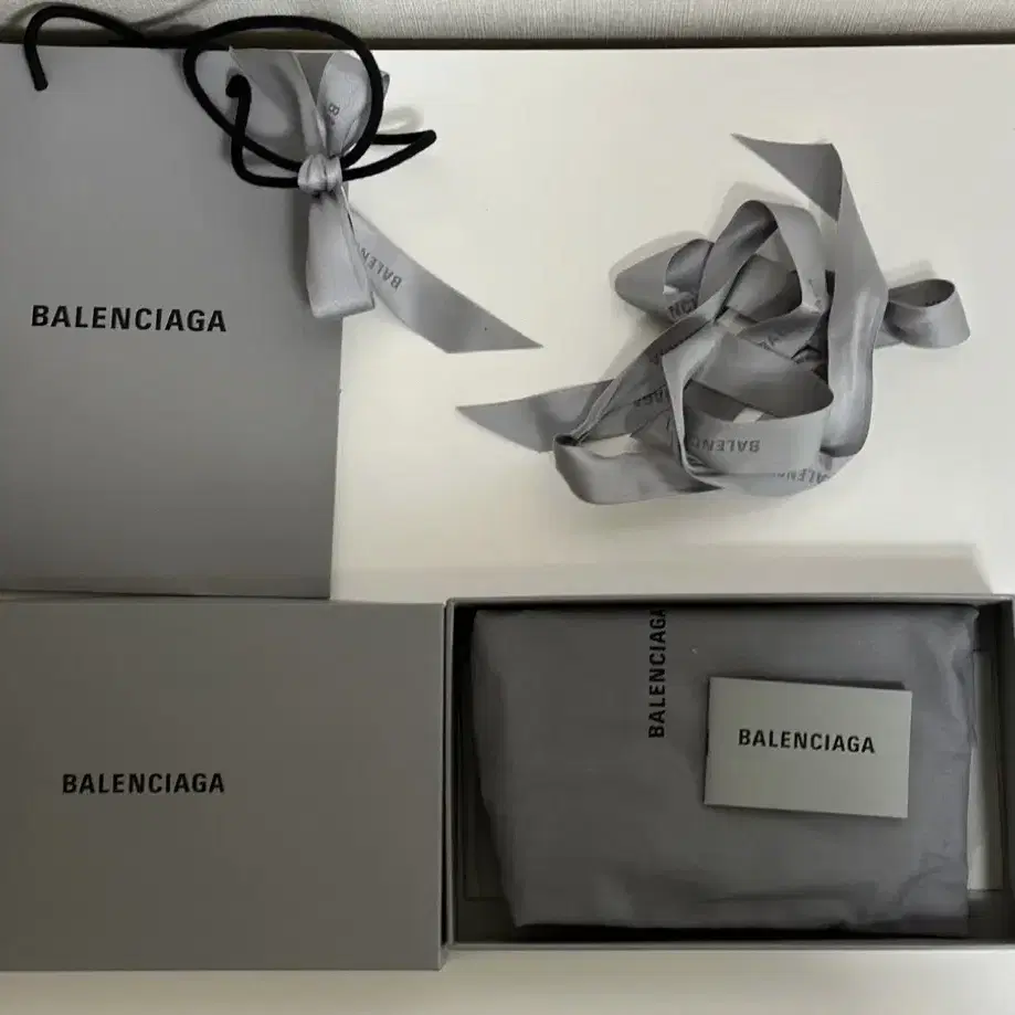 발렌시아가 패스포트 지갑 2024 풀박 (BALENCIAGA)