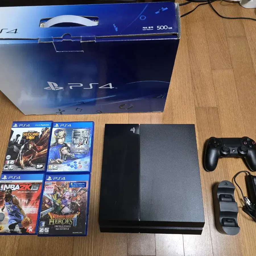 PS4 CUH-1105A 본체, 정품 충전기, 패드1개, 게임4개