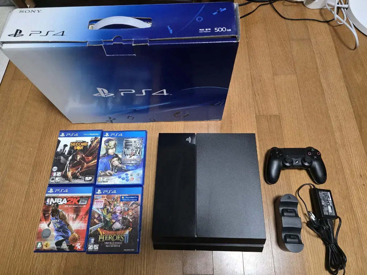 PS4 CUH-1105A 본체, 정품 충전기, 패드1개, 게임4개