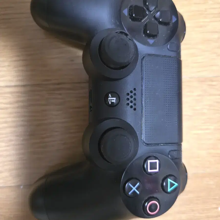 PS4 CUH-1105A 본체, 정품 충전기, 패드1개, 게임4개