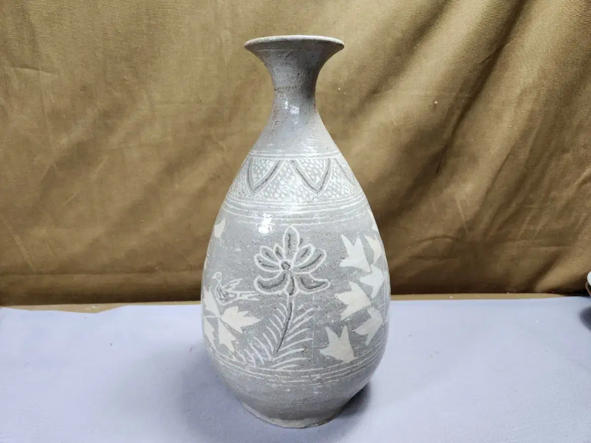 Korean Porcelain Black and White Inlaid Hwajo Ware Outstanding Buncheong Ware