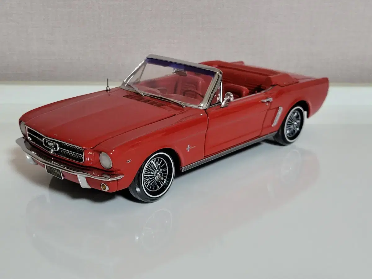 1:18 ERTL 1964 Ford Mustang Die-Cast