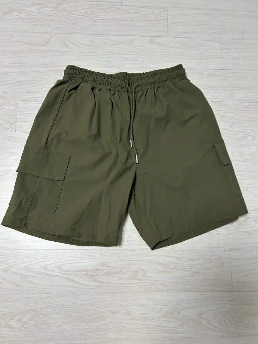 These are short shorts Quick sale (khaki)