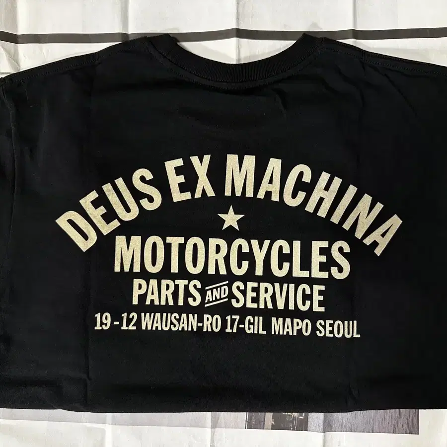 DEUS SEOUL ADDRESS TEE Black / 데우스 서울 티