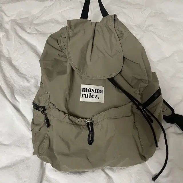 마스마룰즈 string flapbackpack Cocoa