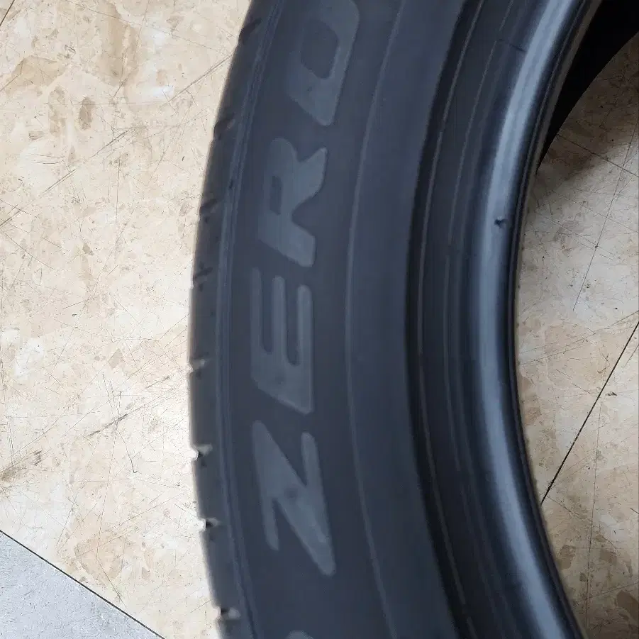 피렐리 pz4 mo 235/50R19 중고(사용감 적음) 1본 팝니다