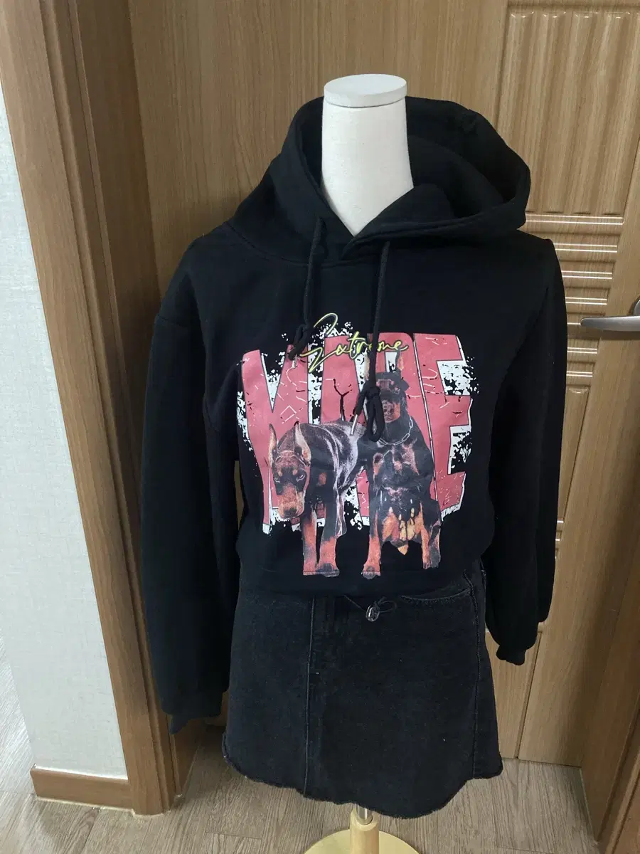 Shoulder-cropped hoodie