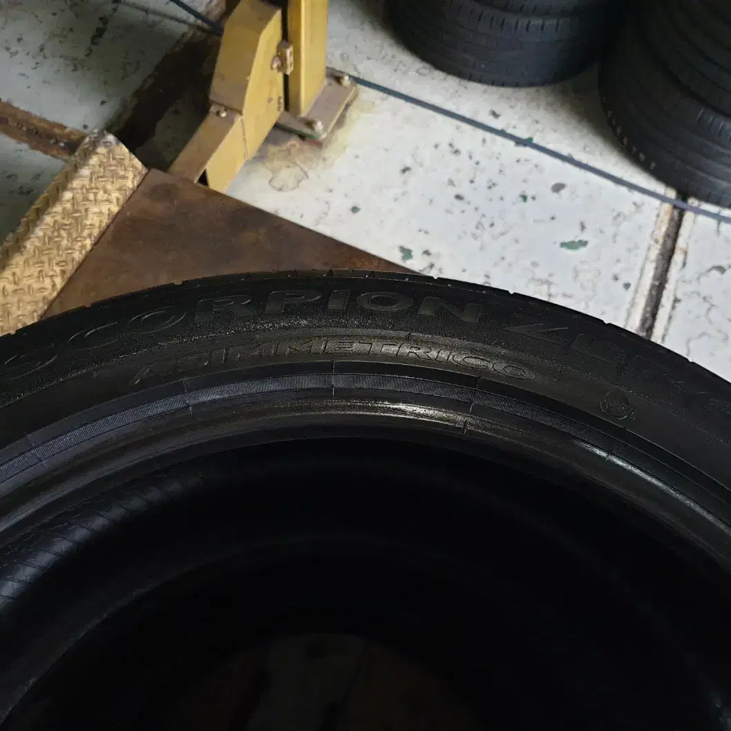 중고타이어 피렐리 스콜피온 제로 295/40R22 112W MO타이어