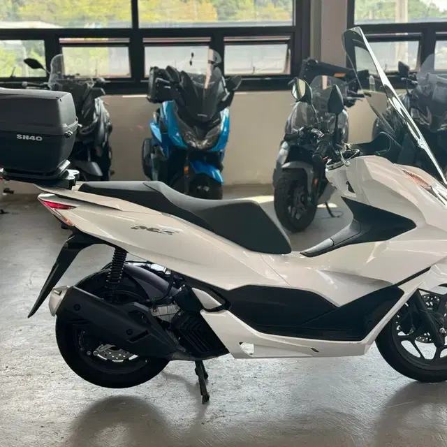 21년식 PCX125 ABS모델 4천KM 앞뒤블박 신차급 판매합니다.