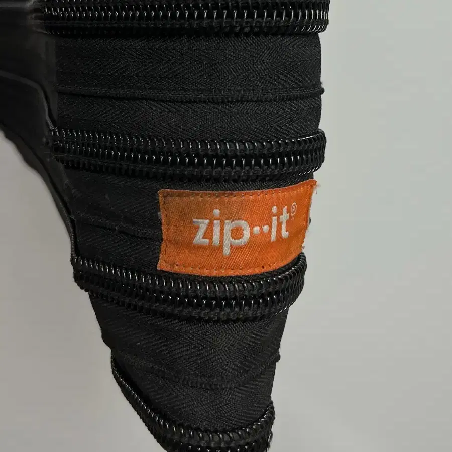 ZIP IT 지퍼 디테일 토트백