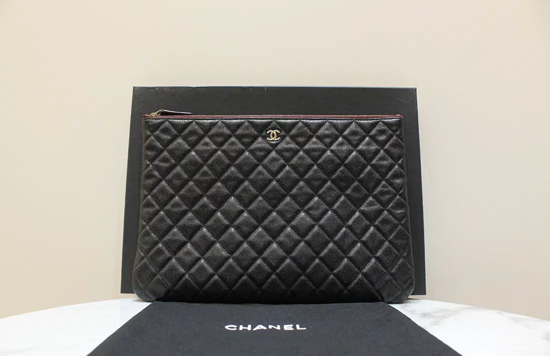 [중고명품다올]Chanel Classic Caviar Large Silver Clutch A82552 29대