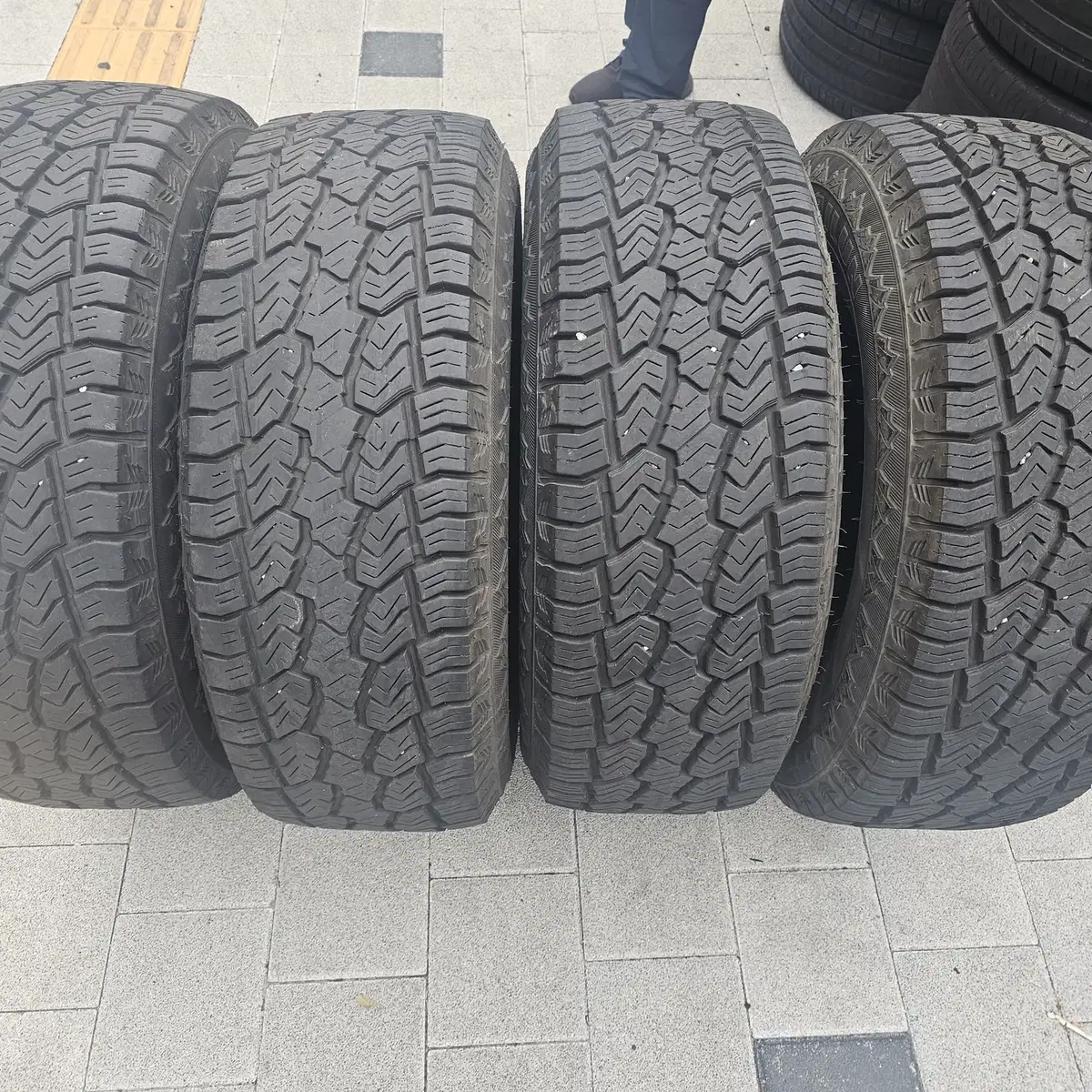 285/70R17   A/T타이어  4본