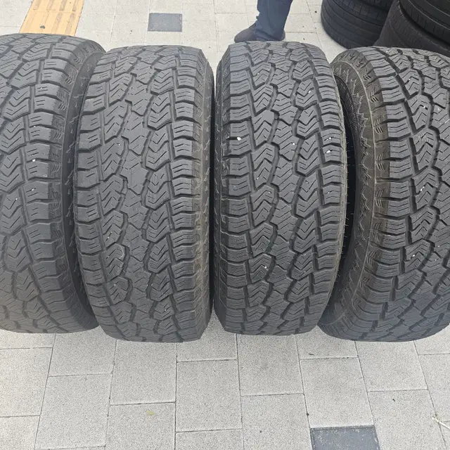 285/70R17   A/T타이어  4본