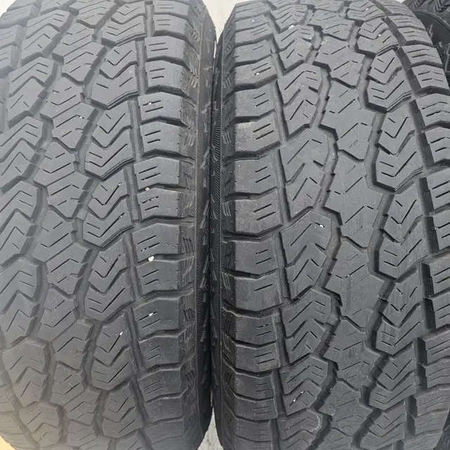 285/70R17   A/T타이어  4본