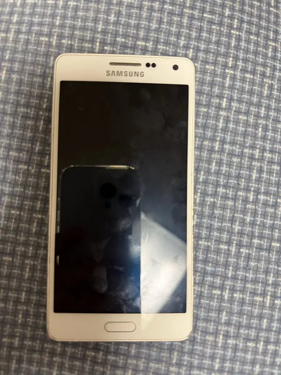 I'm selling my 2015 Galaxy A5.