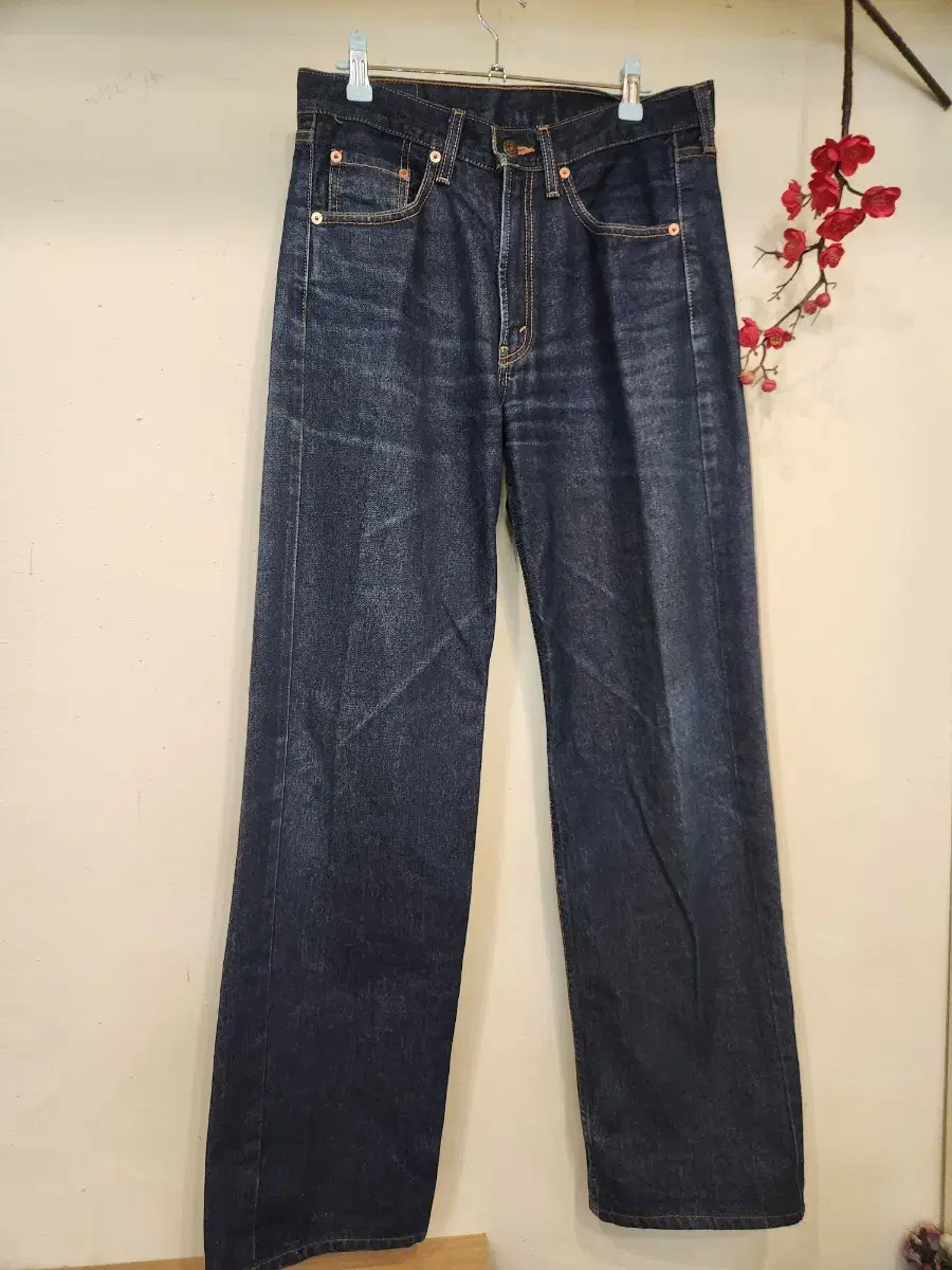 Levi's 520 Straight Fit Jeans