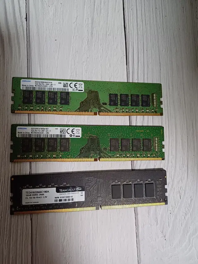 메모리카드 DDR4 16GB X  3개