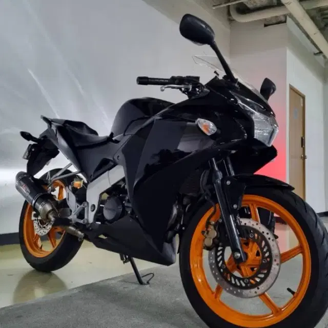 혼다 cbr125r 잛은키로수 신차컨디션.판매합니다.