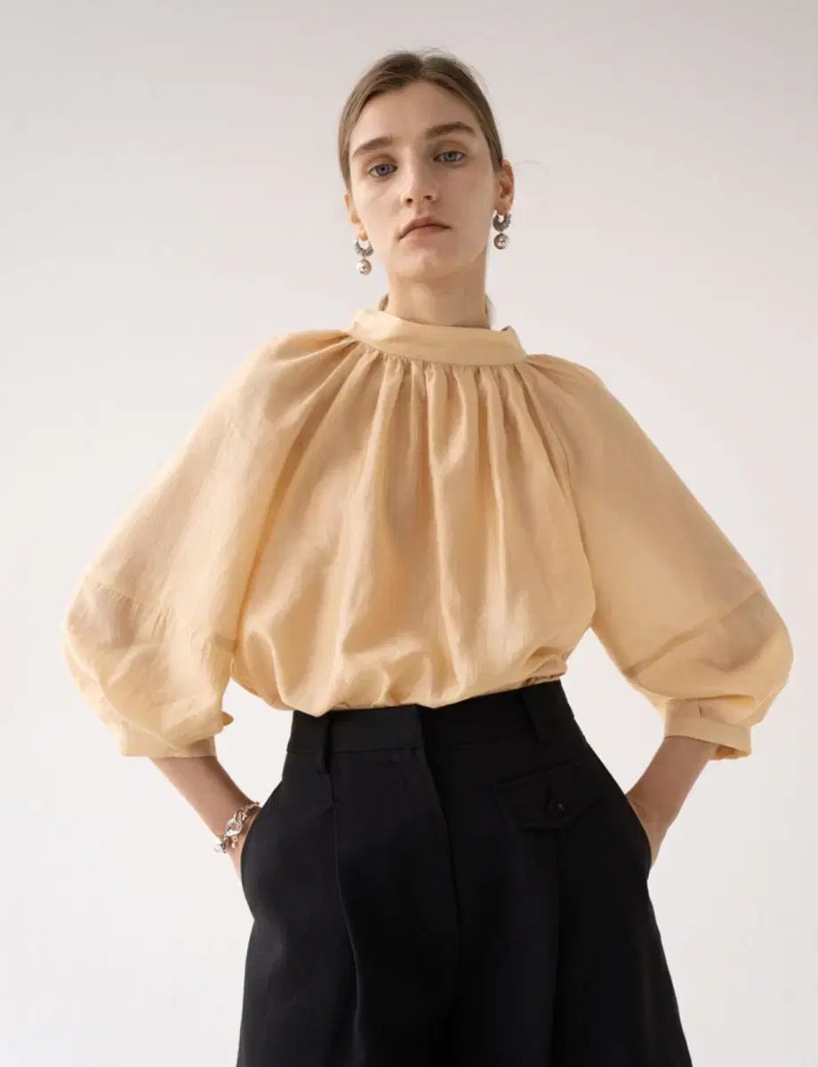 [무료배송] 킨더살몬 Gathered Neck Blouse Golden