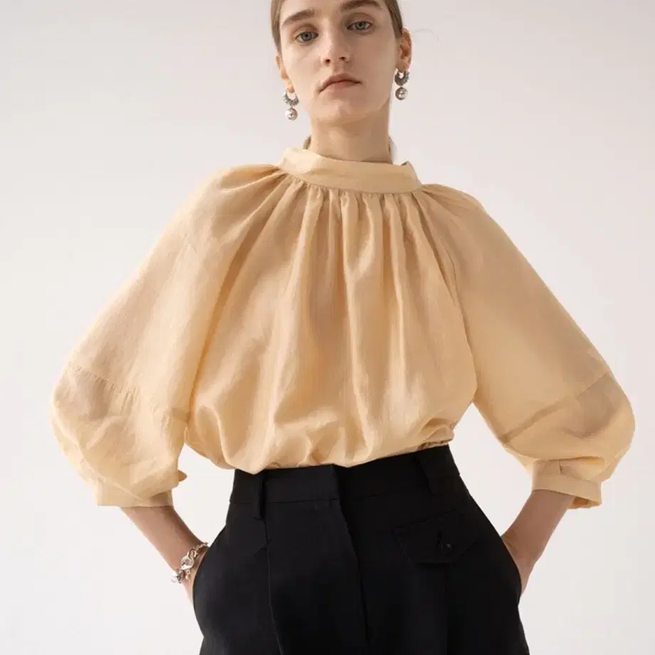 [무료배송] 킨더살몬 Gathered Neck Blouse Golden