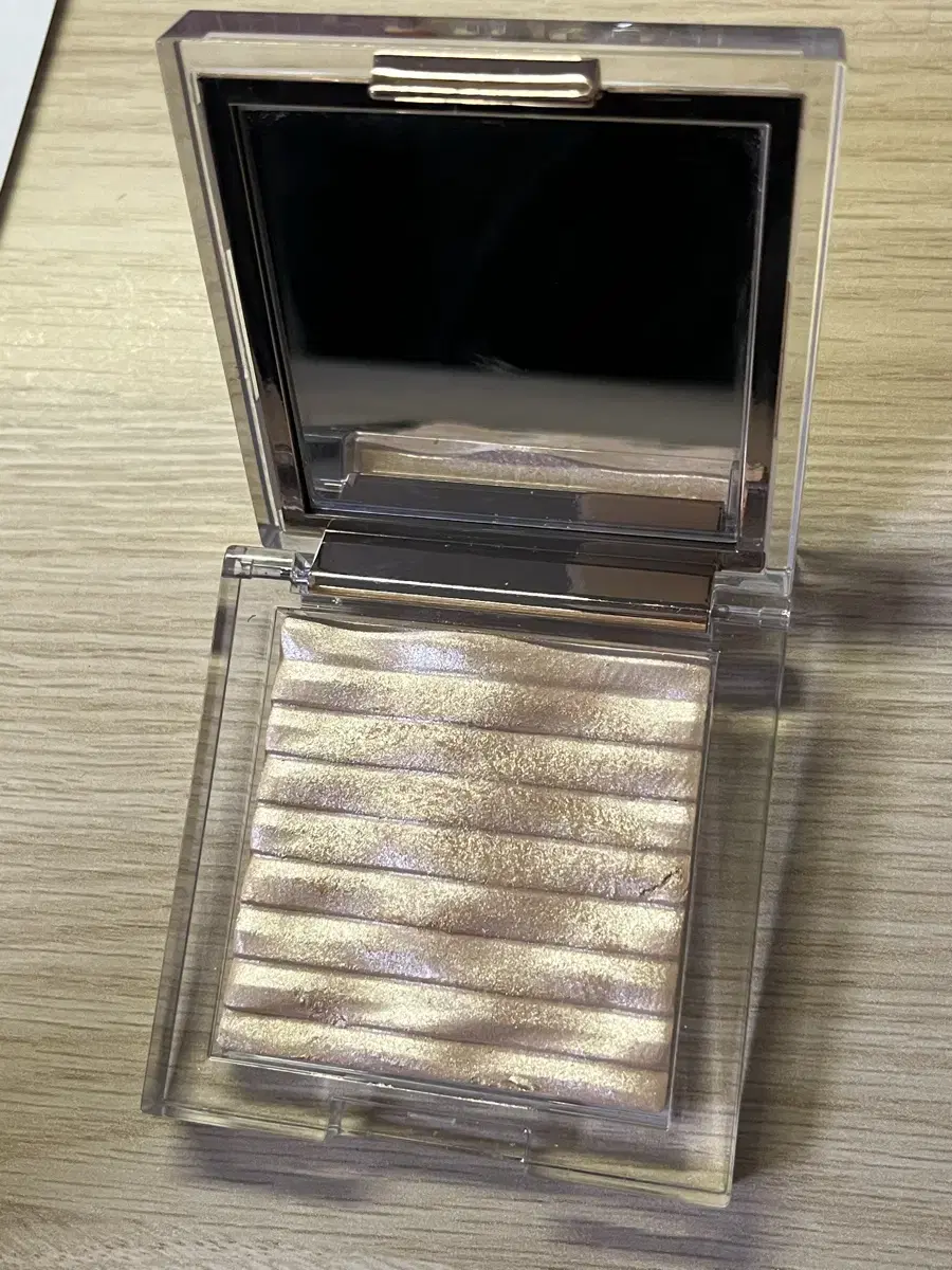 Clio Prismatic Highlighter in 01 Gold Sheer