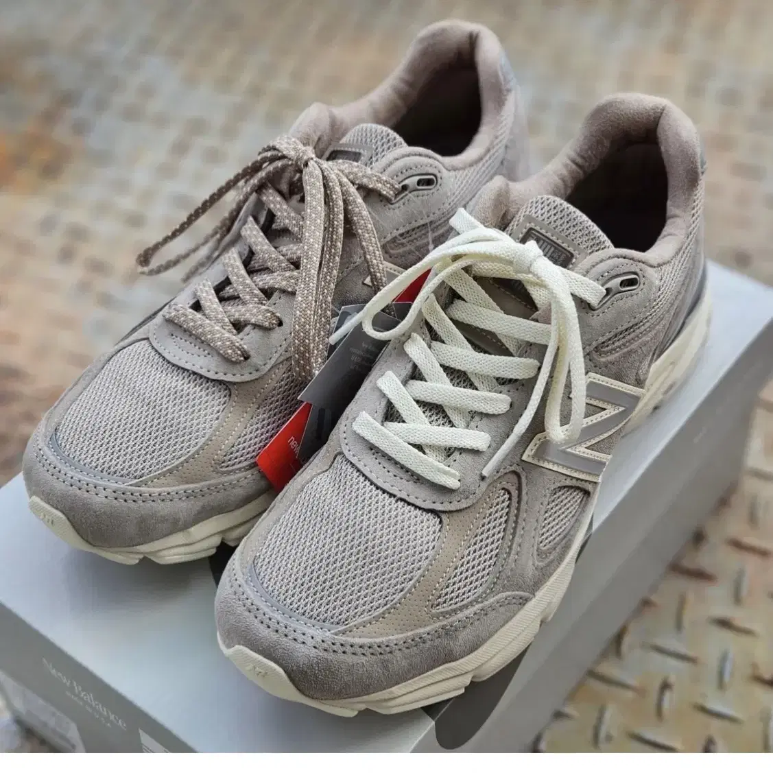 뉴발란스 x KITH 990v4 문락 280