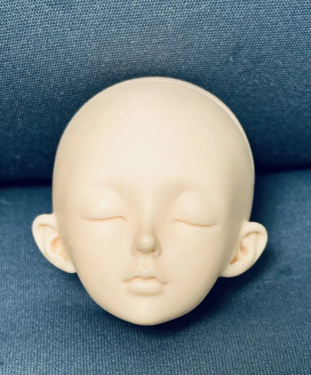 SphereArticulated doll makeup practice head