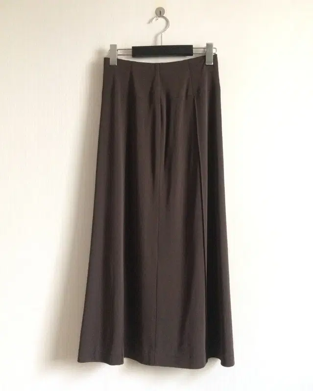 Pin tuck point long skirt