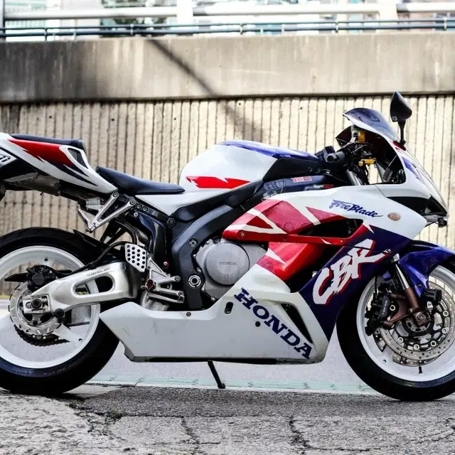 cbr1000rr 혼다 2005년식 판매합니다